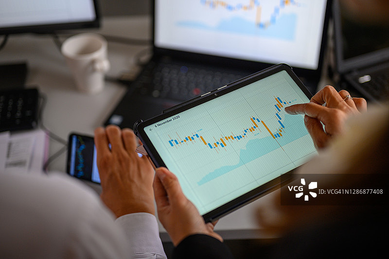 分析数字平板电脑上的财务数据图片素材