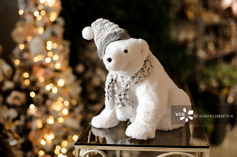 戴着小帽子的可爱北极熊玩具图片素材