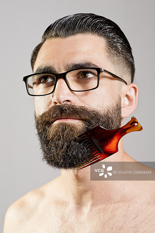 胡须男用梳子的影棚照片图片素材