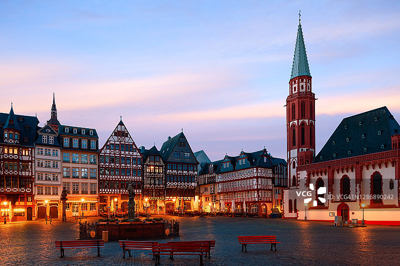 德国法兰克福老尼古拉教堂和罗马贝格广场的日出图片素材