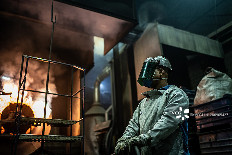 金属工业：炼钢炉图片素材
