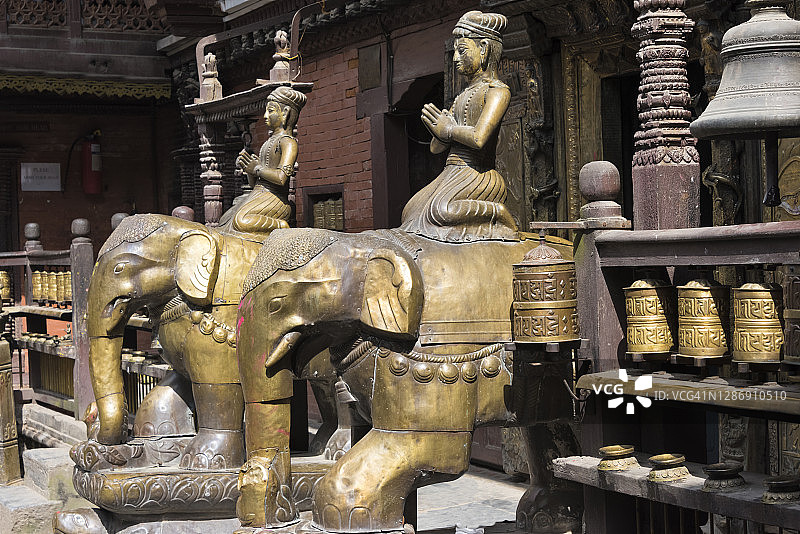 赫拉尼亚瓦尔纳大佛寺（金庙）的雕像与转经筒图片素材