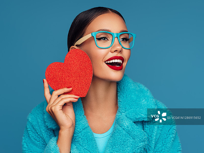 手持人造心脏的美丽女人图片素材