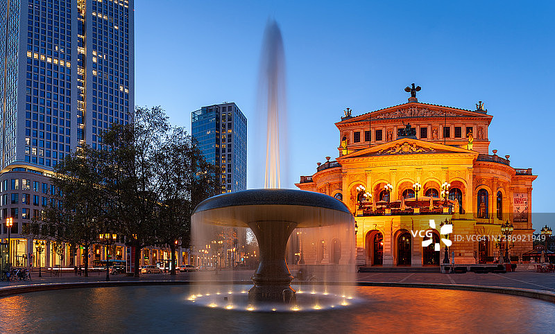 德国法兰克福老歌剧院喷泉全景照片图片素材