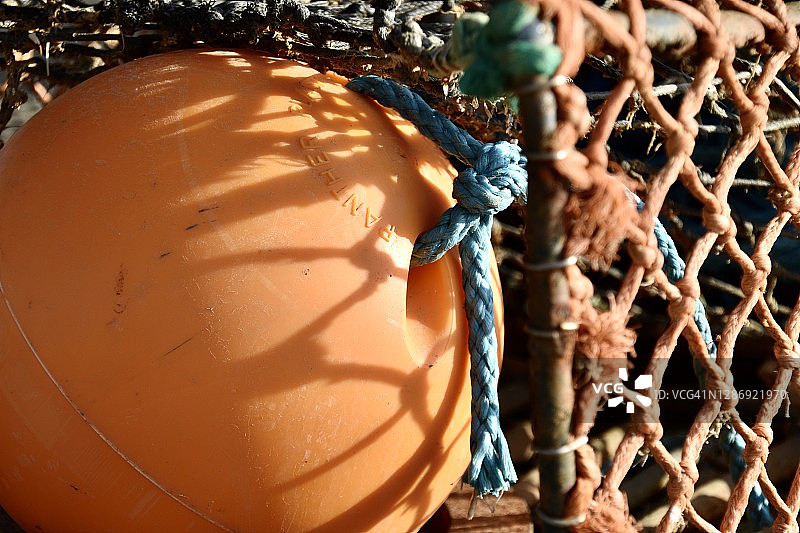 阳光明媚的一天，橙色渔漂和蟹笼图片素材