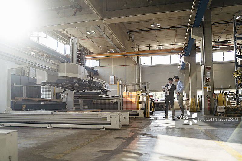 团队在工厂站立讨论图片素材