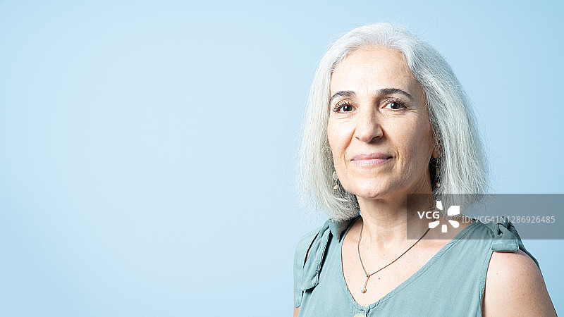 拥有白色头发的年长女人肖像图片素材