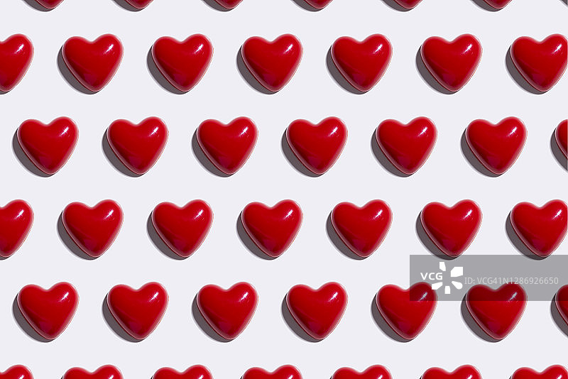 白色背景上的红色心形图案图片素材