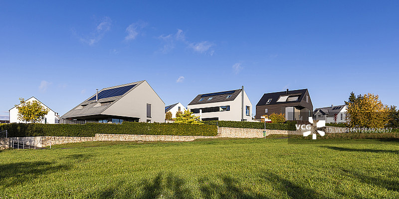 德国巴登-符腾堡州奥斯特菲尔德恩，现代郊区节能住宅图片素材