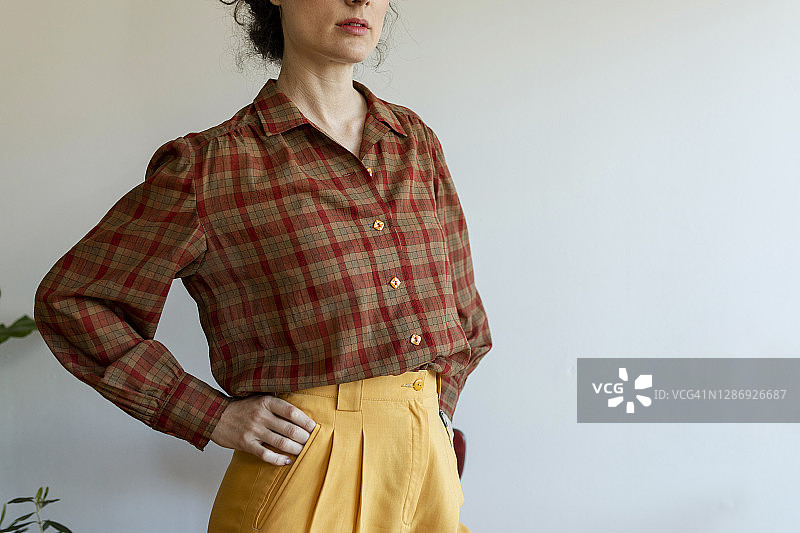 靠墙站立的时尚女性模特图片素材