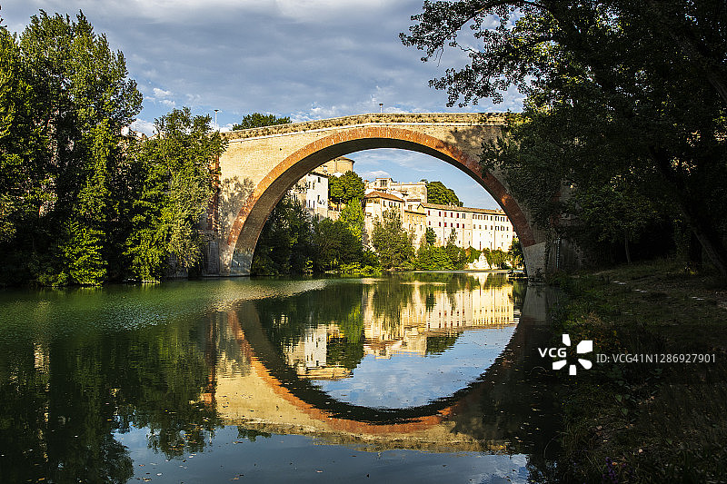 意大利马尔凯福索姆布罗内梅塔uro河上的康科迪亚古桥图片素材
