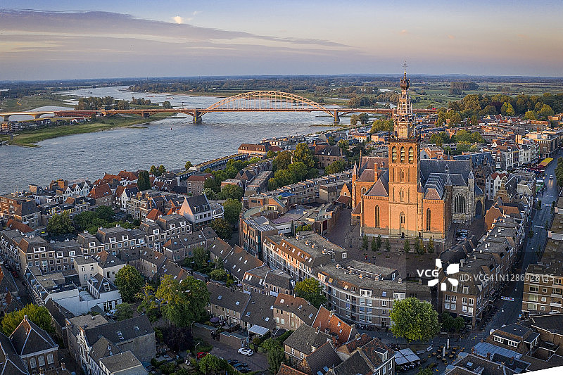 荷兰海尔德兰省奈梅亨圣斯蒂芬教堂及周边建筑的黄昏鸟瞰图图片素材