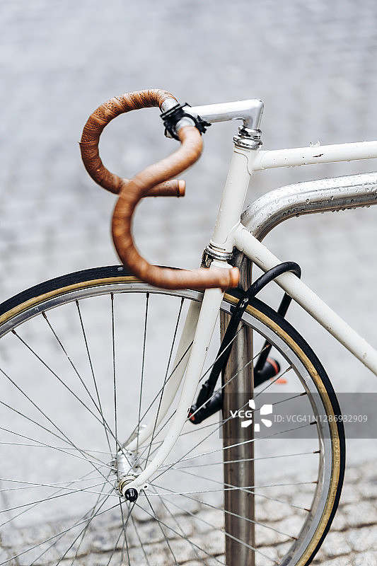 停放在自行车架上的赛车自行车图片素材