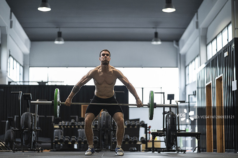 在健身房举杠铃的男人图片素材