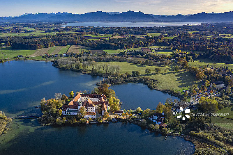德国巴伐利亚泽翁-泽布吕克：泽翁湖群和泽翁修道院的鸟瞰图图片素材
