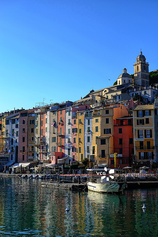 白天韦内雷港的彩色房屋和带船只的海港图片素材