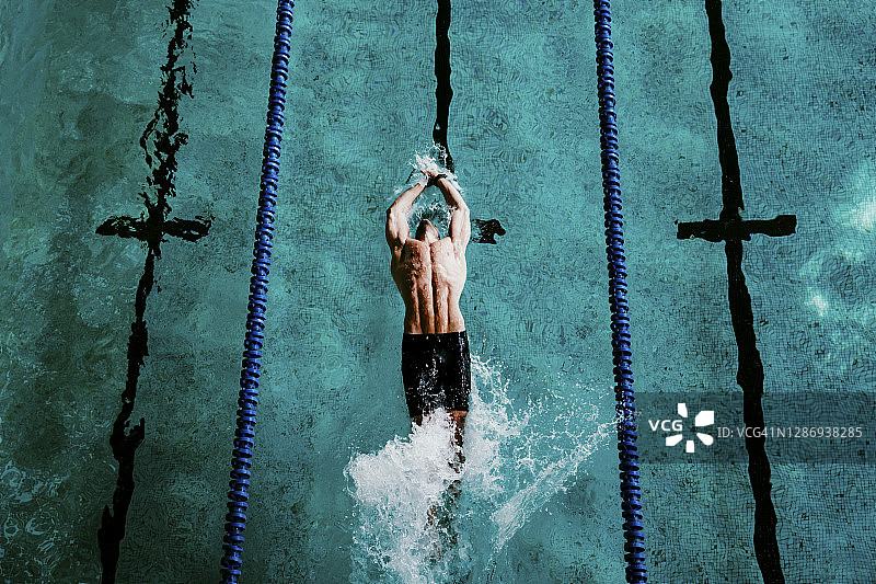 在游泳池里仰泳的男人图片素材