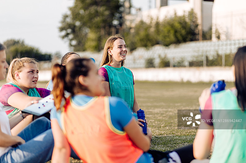 橄榄球队女孩训练后放松图片素材