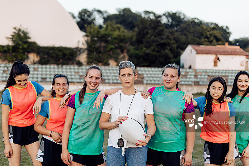女子橄榄球队与教练的合影图片素材