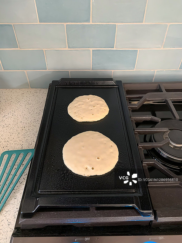 烤盘上的薄煎饼图片素材