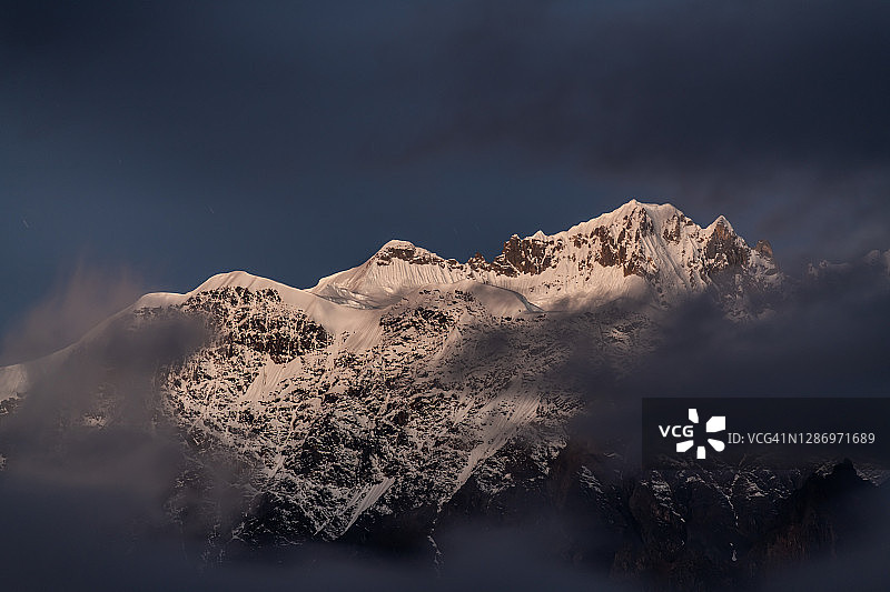 月光下的梅里雪山图片素材