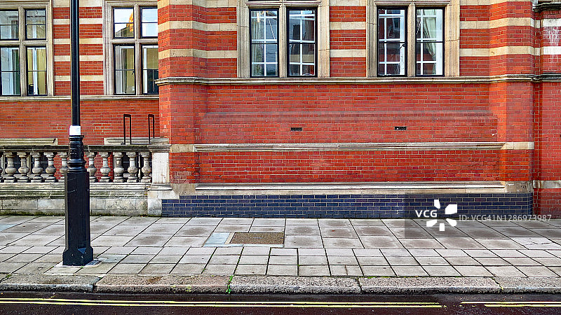 伦敦街景：人行道和维多利亚建筑图片素材