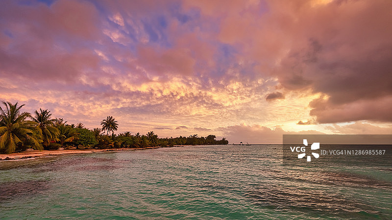 法卡拉瓦环礁泻湖日落全景图片素材
