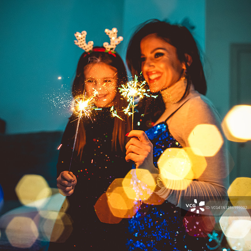 母女拿着圣诞烟花棒图片素材