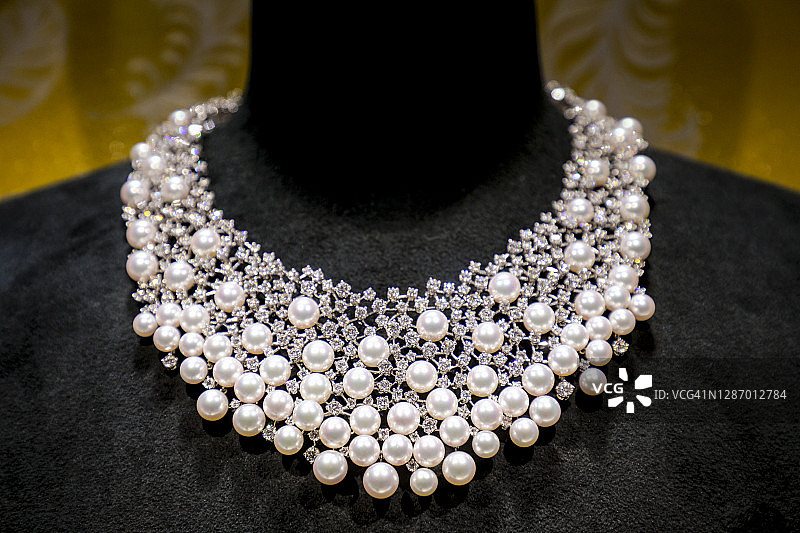 人体模型颈部的珍珠项链图片素材