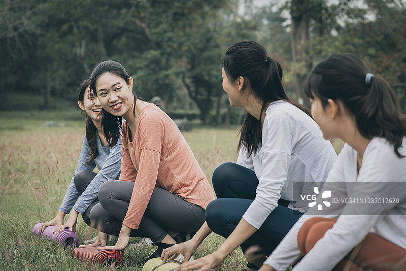 在公园练习瑜伽的中国年轻女性图片素材