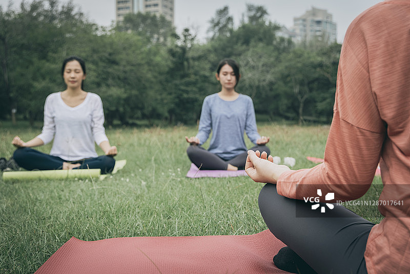 在公园练习瑜伽的中国年轻女性图片素材