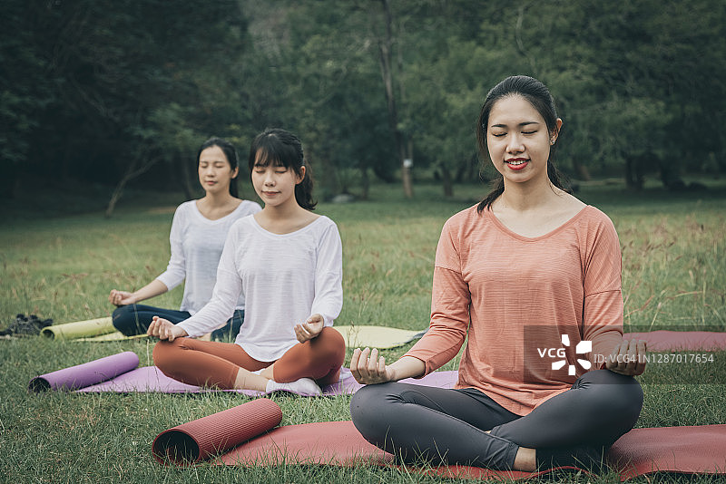 在公园练习瑜伽的中国年轻女性图片素材