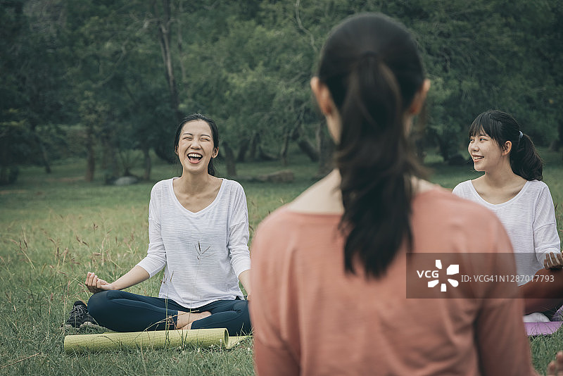 在公园练习瑜伽的中国年轻女性图片素材