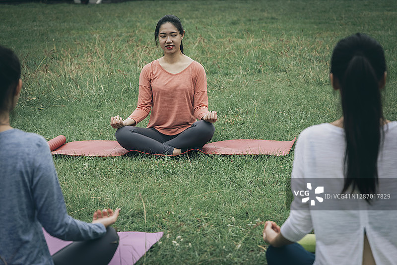 在公园练习瑜伽的中国年轻女性图片素材