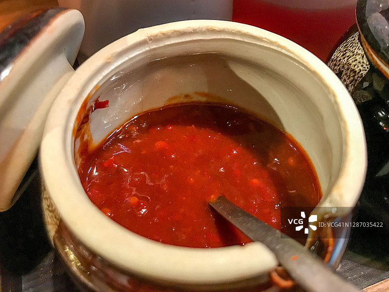 柜台上小罐装四川豆瓣酱图片素材