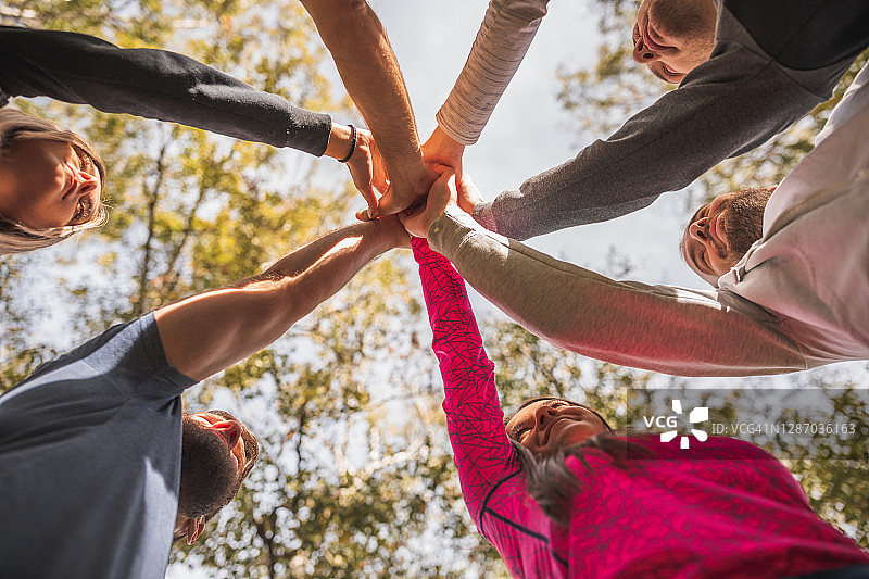 一组人的击掌图片素材