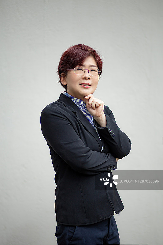 成功的亚洲女商人肖像照图片素材