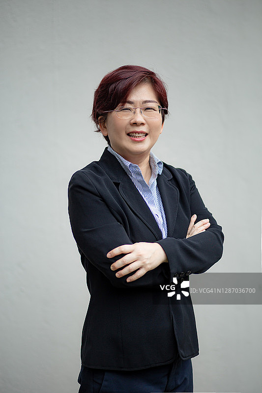 成功的亚洲女商人肖像照图片素材