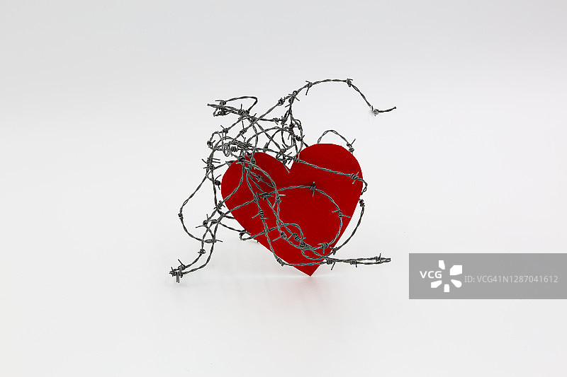 被禁止的爱 - 铁丝网缠绕的心图片素材