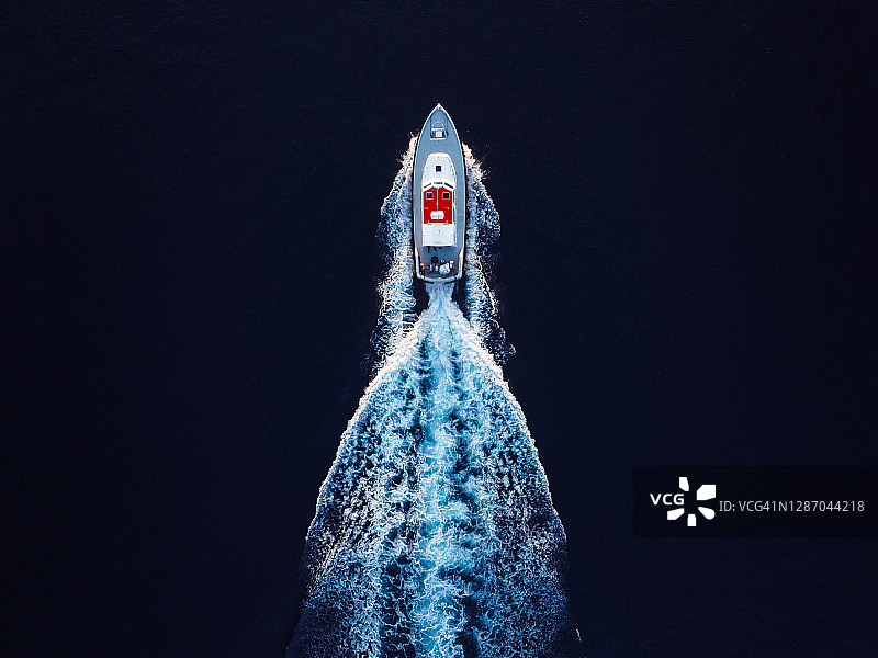 高速行驶的快艇航拍图图片素材