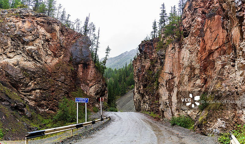 俄罗斯阿尔泰山脉红色隘口图片素材