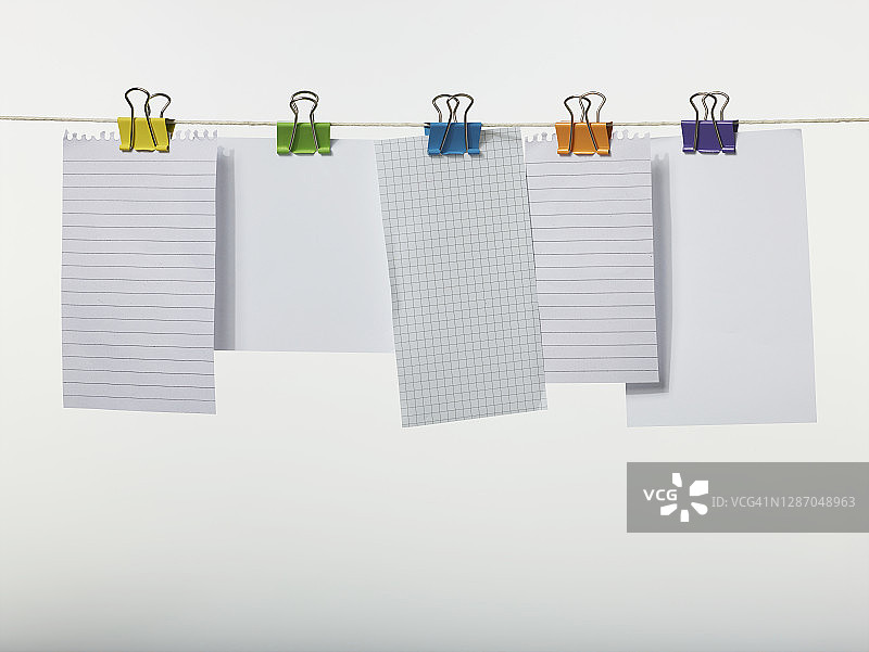 用老虎夹夹在绳子上的纸片图片素材