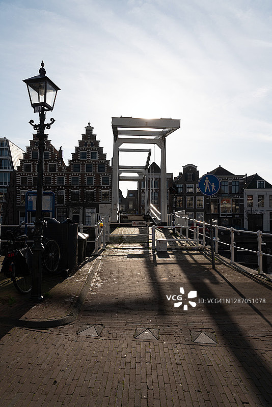 荷兰哈勒姆市历史中心的古老易拉宝桥图片素材