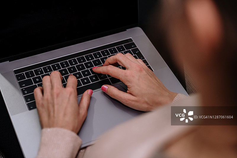 使用中的科技产品特写图片素材