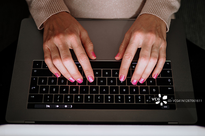 使用中的科技产品特写图片素材