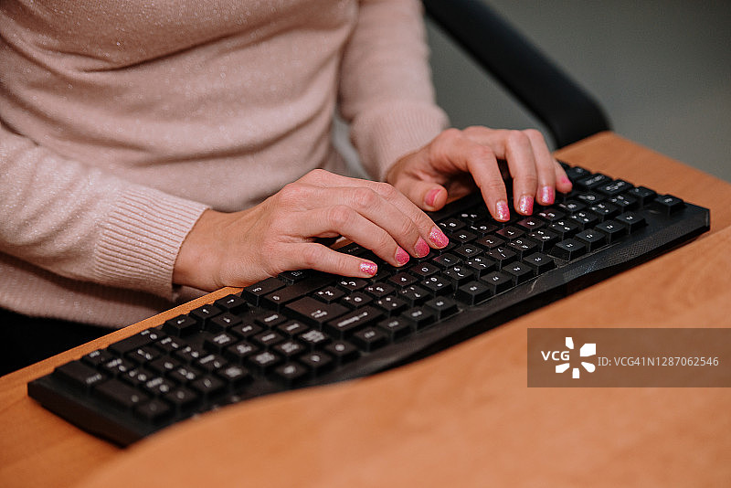 使用中的科技产品特写图片素材