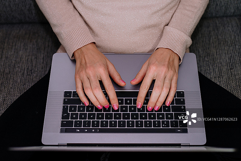 使用中的科技产品特写图片素材