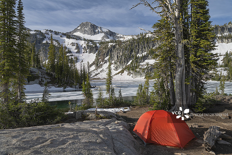 俄勒冈州鹰帽荒原镜湖的野营地图片素材