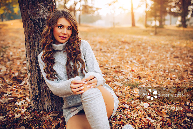 公园里拥有修长美腿的时尚女人图片素材