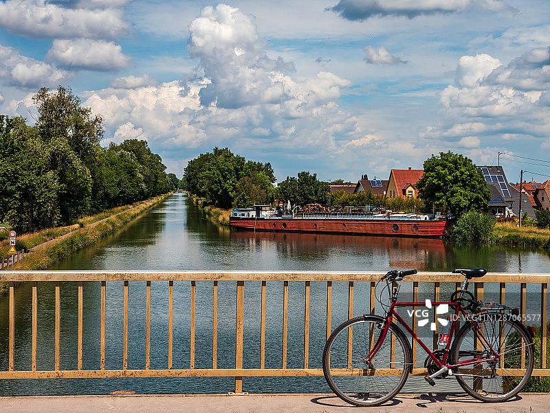法国：温暖无风夏日里罗纳河与莱茵河运河的田园风光图片素材